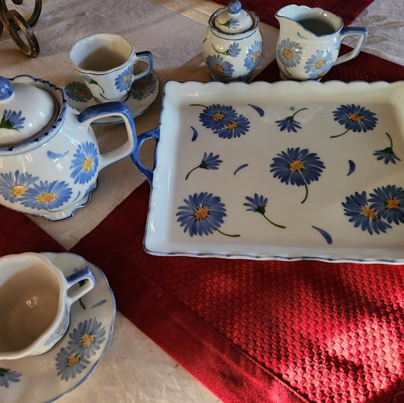 Tea Set - Picture 2 of 5